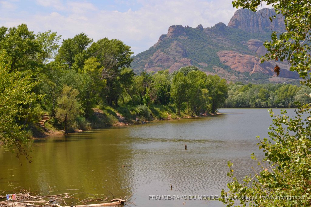 Lac Arena 16 juin 2013 46.JPG - Le lac Arena et le rocher de Rquebrune sur Argens. 16 juin 2013